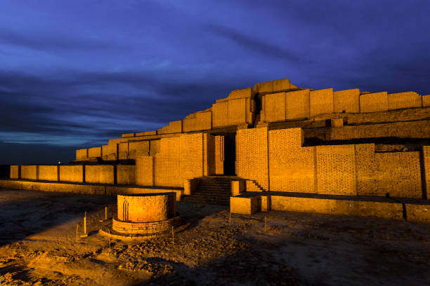 chogha zanbil is een oud elamite-complex in de iraanse provincie khuzestan. - nouri stockfoto's en -beelden