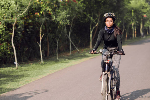 彼女の自転車に乗ってトレーニングからフィットインドの女性サイクリストの肖像画。