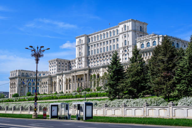дворец парламента, также известный как народный дом (casa popoprului) на площади конституцией - constitutiei стоковые фото и изображения