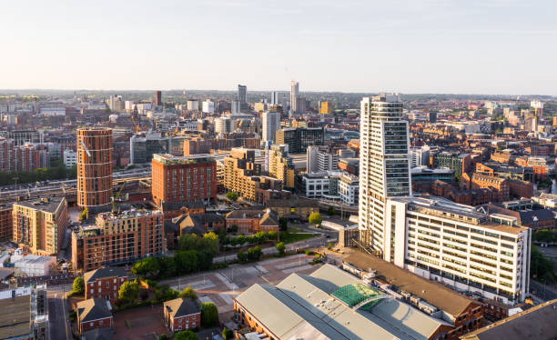 サンセットのウェストヨークシャーのリーズ市内中心部のスカイラインの空中写真 - leeds england uk city famous place ストックフォトと画像