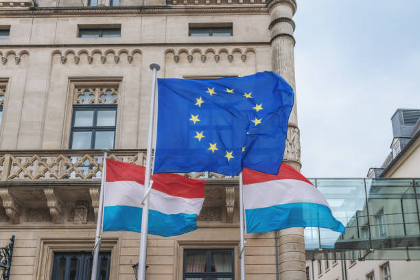 bandeiras da união europeia e luxemburgo agitando em frente à câmara dos deputados - luxemburgo city, luxemburgo - european community government flag sign - fotografias e filmes do acervo
