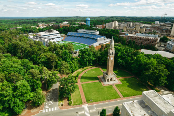 antena nad uniwersytetem karoliny północnej w chapel hill na wiosnę - university of north carolina zdjęcia i obrazy z banku zdjęć