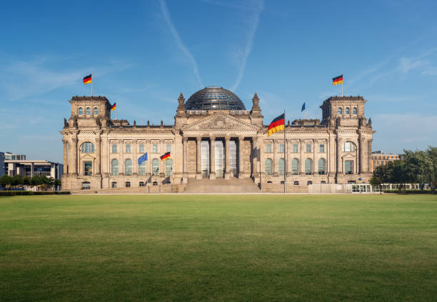 parlamento alemão (bundestag) - edifício reichstag - berlim, alemanha - german flag - fotografias e filmes do acervo