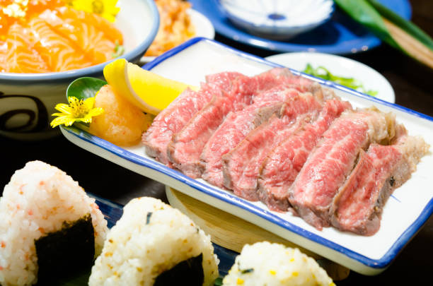 얇게 썬 스트립 로인 희귀 한 수준의 익은 쇠고기 스테이크제공 - steak strip steak ribeye sirloin steak 뉴스 사진 이미지