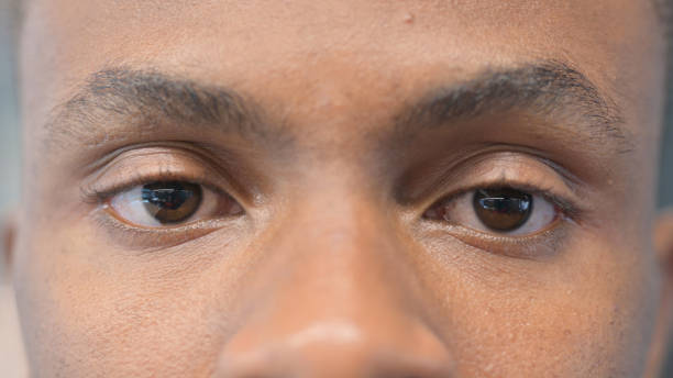 아프리카 남자의 깜박이는 눈의 클로즈업 - 4622 뉴스 사진 이미지