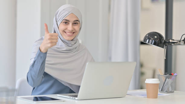 young woman with laptop showing thumbs up - 4811 imagens e fotografias de stock