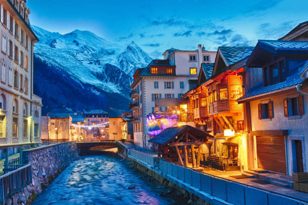 chamonix mont-blanc ( alta savoia) - mountain snow sunset house foto e immagini stock