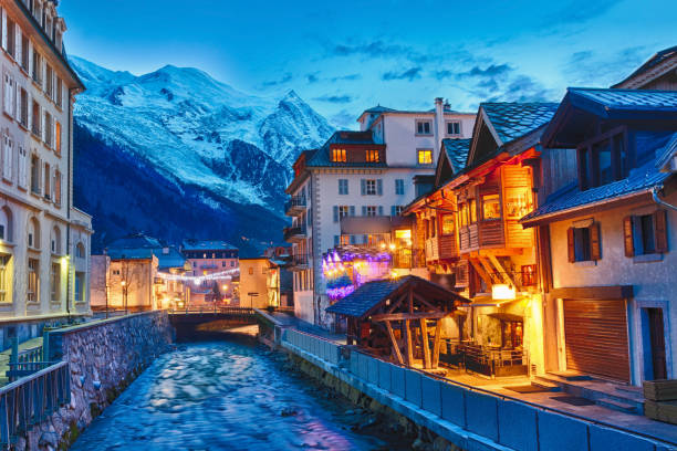 chamonix mont-blanc, haute-savoie, frankreich - ski resort winter snow night imagens e fotografias de stock