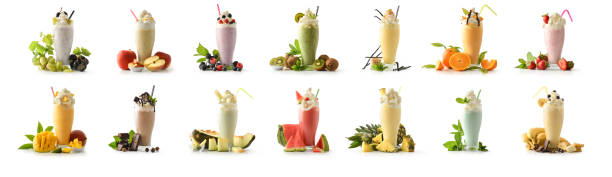 ensemble de milkshakes décorés de fruits de diverses saveurs isolés - whipped photos et images de collection