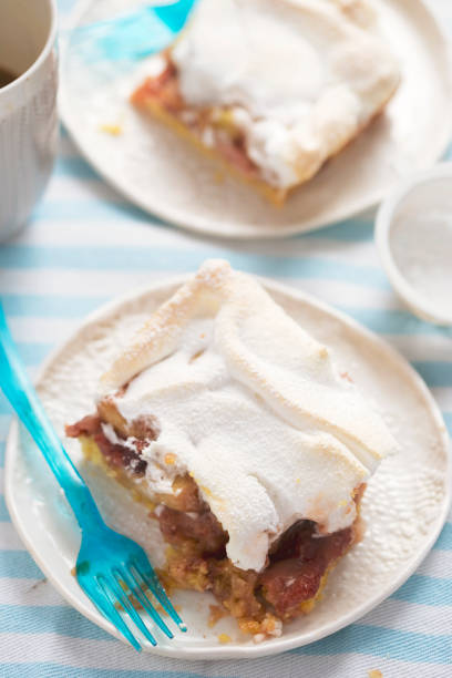 ревень короткая корочка торт с безе на вершине - lemon meringue pie pie pastry crust portion стоковые фото и изображения