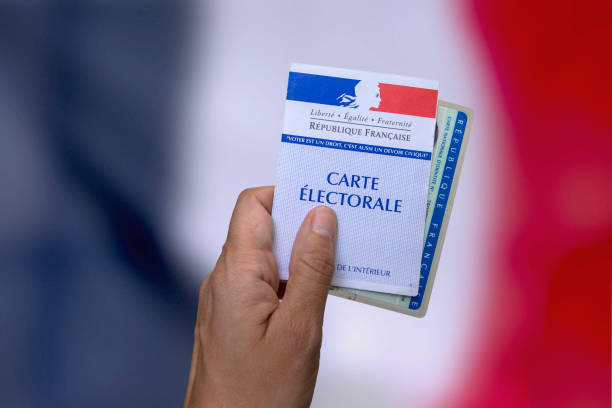 voter avec sa carte électorale et sa carte d'identité - presidential election photos et images de collection