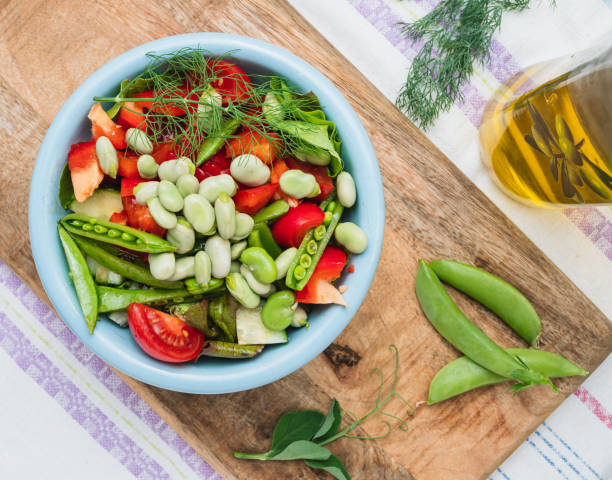 ensalada de primavera - fava bean fotografías e imágenes de stock