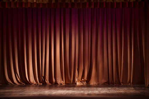 cortina rojo-marrón en el escenario con suelo de madera y teatro detrás del escenario, fondo, textura photo
