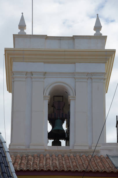 カトリック教会の鐘と鐘塔の眺め。 - church bell tower temple catholicism ストックフォトと画像