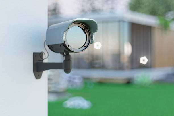 exterior de una villa con cámara de seguridad - spy cam fotografías e imágenes de stock