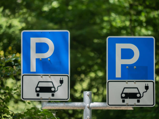 zwei schilder für stromtankstellen - parking lot parking sign sign letter p stock-fotos und bilder