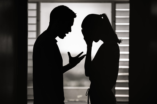 argumento. Hombre y mujer teniendo una discusión en casa. photo