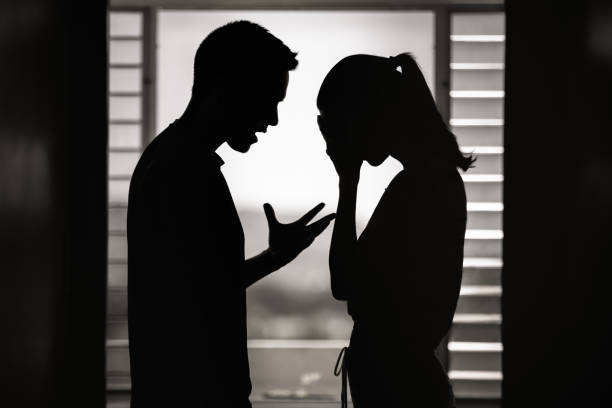 argumento. Homem e mulher discutindo em casa. - foto de acervo