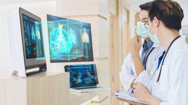 lekarz omawiający z nowoczesnym graficznym interfejsem użytkownika hologramu - doctor digital display digital tablet healthcare and medicine zdjęcia i obrazy z banku zdjęć