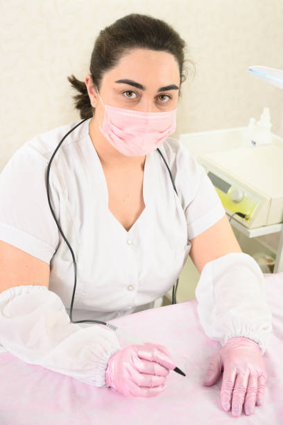 el electrólogo está a la espera del paciente para eliminar el vello por el método de electroepilación. - electrologist fotografías e imágenes de stock