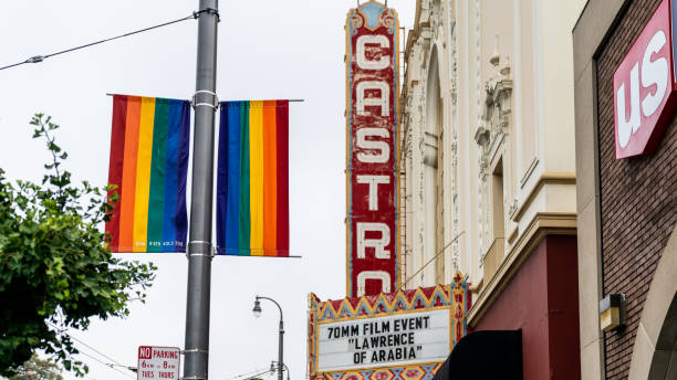 castro theatre building avec un drapeau arc-en-ciel sur castro street à san francisco - castro photos et images de collection