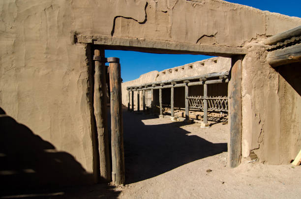 bent's old fort nhs - vista attraverso il cancello d'angolo posteriore - santa fe trail foto e immagini stock