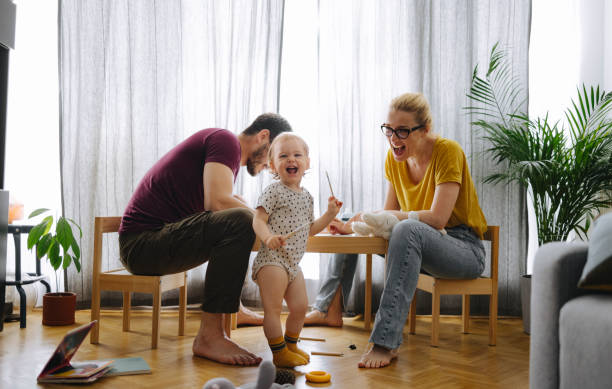 family bonding: mama, tata i córka spędzać czas w domu - mother superior zdjęcia i obrazy z banku zdjęć