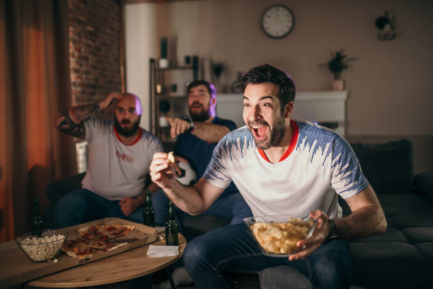 amici che guardano lo sport in tv - stanza degli uomini foto e immagini stock