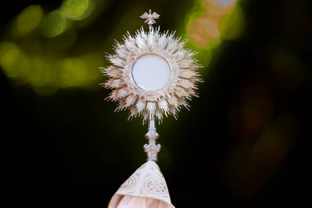 adoración ostensorial en la iglesia católica - corpus christi - corpus christi celebration fotografías e imágenes de stock