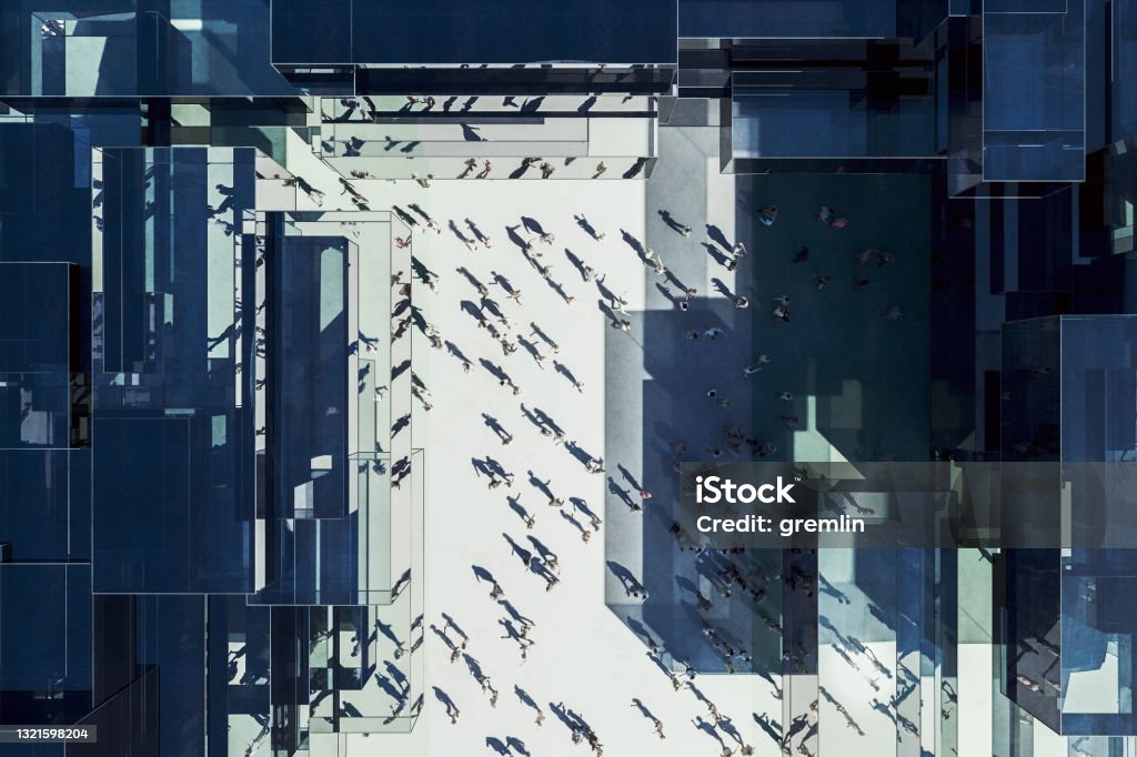 Modernes Glasbürogebäude mit Geschäftsleuten von oben - Lizenzfrei Menschen Stock-Foto