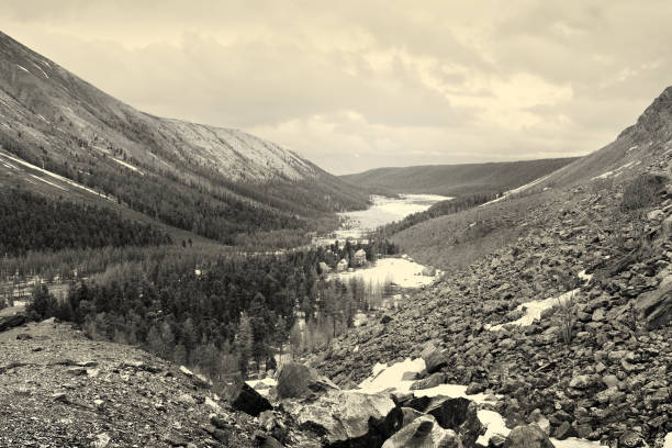 istock Aktru Valley in the Altai Mountains 1321610494