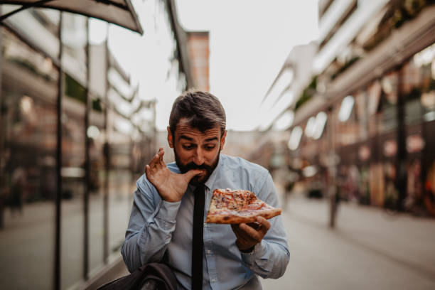 ciesząc się chodzącą pizzą - eating food biting pizza zdjęcia i obrazy z banku zdjęć