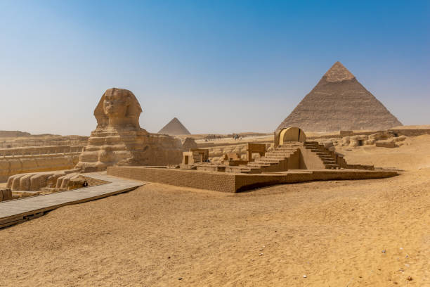 esfinge y pirámides de giza - tourist egypt pyramid pyramid shape fotografías e imágenes de stock