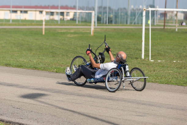 starszy sportowiec trenuje z rowerem ręcznym na torze - speed sports race track cycling vitality zdjęcia i obrazy z banku zdjęć