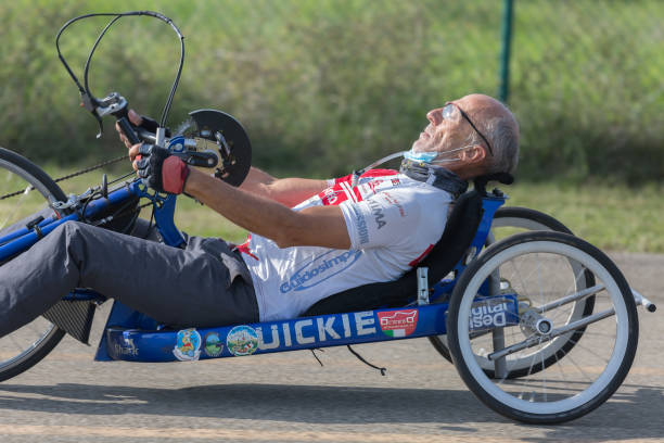 starszy sportowiec trenuje z rowerem ręcznym na torze - speed sports race track cycling vitality zdjęcia i obrazy z banku zdjęć