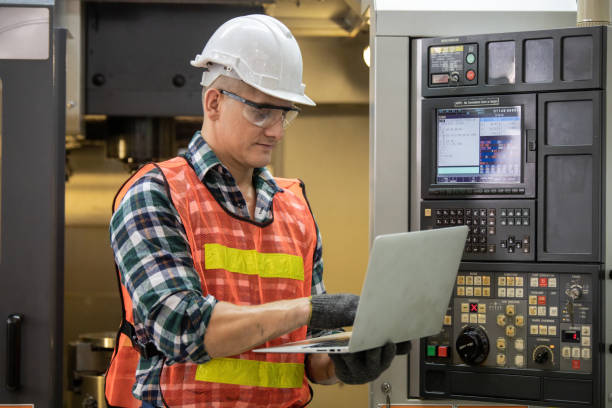 Engineer and worker control and check robot working in factory. The worker is controlling the robot to work in the factory. Portrait of female factory worker. Engineer women are working with machines cnc ingeniero y trabajador control y control de robot de verificación trabajando en fábrica. el trabajador está controlando el robot para trabajar en la fábrica. retrato de una trabajadora de una fábrica. las mujeres ingenies están trabajando con máqui