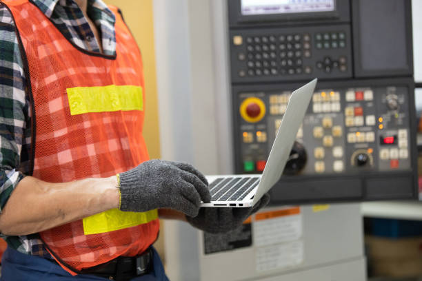 Engineer and worker control and check robot working in factory. The worker is controlling the robot to work in the factory. Portrait of female factory worker. Engineer women are working with machines cnc ingeniero y trabajador control y control de robot de verificación trabajando en fábrica. el trabajador está controlando el robot para trabajar en la fábrica. retrato de una trabajadora de una fábrica. las mujeres ingenies están trabajando con máqui