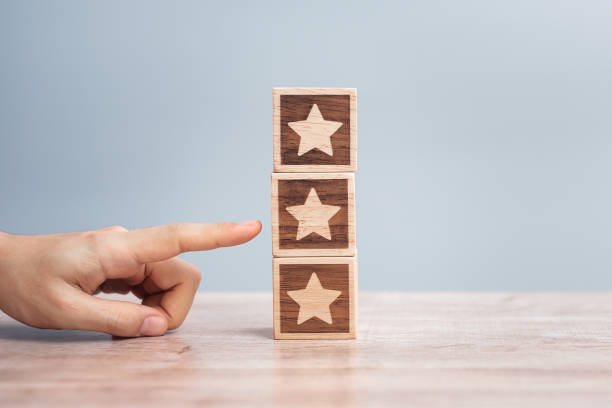 Man hand holding Star block. Customer choose rating for user reviews. Service rating, ranking, customer review, satisfaction, evaluation and feedback concept mano del hombre que sostiene bloque de la estrella. los clientes eligen la calificación de las opiniones de los usuarios. calificación del servicio, clasificación, revisión del cliente, satisfacción, evaluación y concepto de retroalimentación