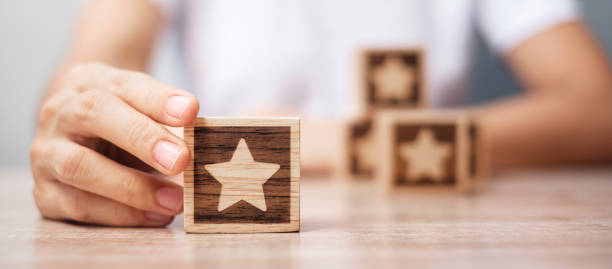 Man hand holding Star block. Customer choose rating for user reviews. Service rating, ranking, customer review, satisfaction, evaluation and feedback concept mano del hombre que sostiene bloque de la estrella. los clientes eligen la calificación de las opiniones de los usuarios. calificación del servicio, clasificación, revisión del cliente, satisfacción, evaluación y concepto de retroalimentación