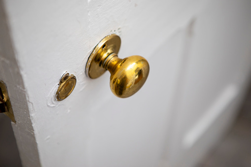 Golden-brown door handles and black-grey backgrounds are used as backgrounds.