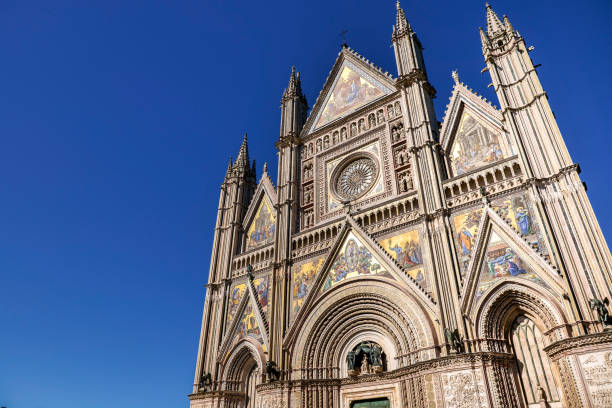 la majestuosa e impresionante fachada gótica del duomo de orvieto en la región de umbría - stone textured italian culture textured effect fotografías e imágenes de stock