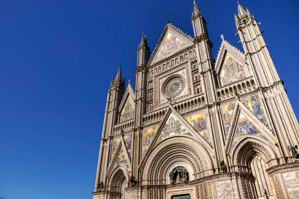 the splendid and imposing italian gothic facade of the cathedral or duomo of orvieto in umbria in central italy - stone textured italian culture textured effect imagens e fotografias de stock