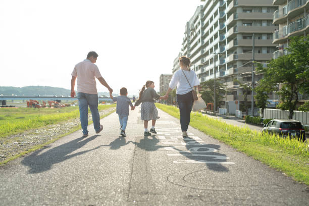 一緒に歩く家族の背面図 - 日本人　親子 ストックフォトと画像