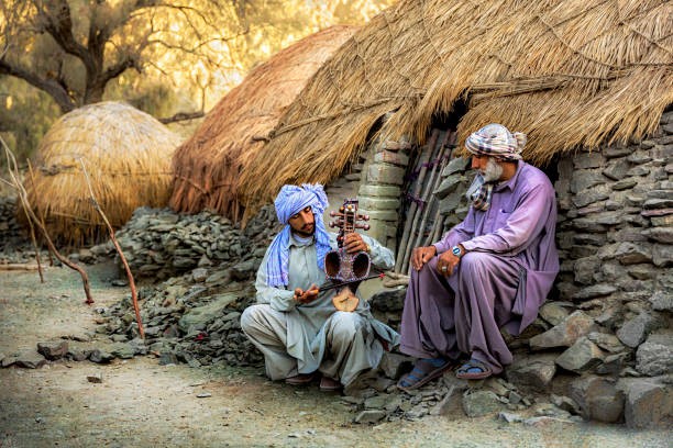 de baluch zijn een iraans volk dat voornamelijk in de balochistan-regio van de zuidoostelijkste rand van het iraanse plateau in pakistan, iran en afghanistan woont, evenals naburige regio's, waaronder die in india. - nouri stockfoto's en -beelden