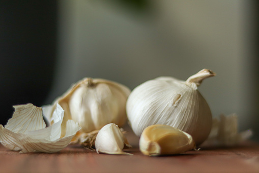 Garlic. Peeled garlic.