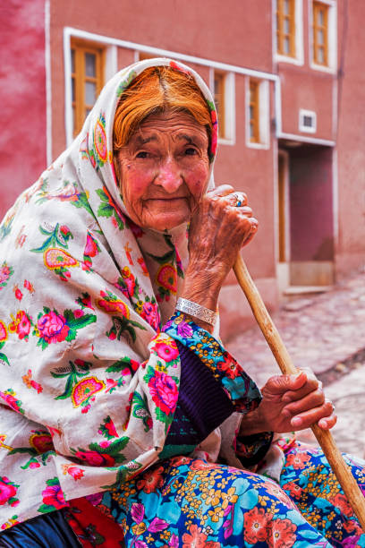 portret van oude vrouw in abyaneh. abyaneh is een oud dorp en wordt gekenmerkt door een eigenaardige roodachtige tint. - nouri stockfoto's en -beelden