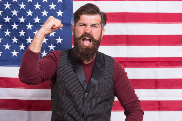 homme à la barbe et à la moustache fond de drapeau des états-unis, concept de haut-parleur patriotique - fourth of july audio photos et images de collection