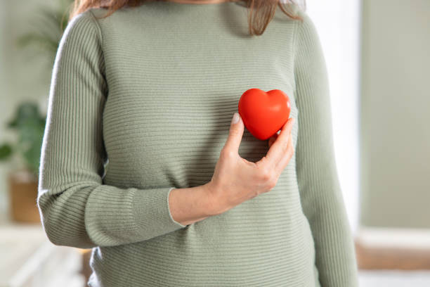 mulher segurando coração vermelho - heart shape healthy lifestyle valentines day romance - fotografias e filmes do acervo