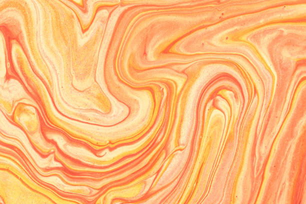 abstrakte fluide kunst hintergrund hell orange und goldene farben. flüssiger marmor. acryl-malerei mit korallen-gradienten. - marble gold macro stone stock-fotos und bilder