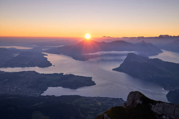 美しい夜明けの間に山の風景 - pilatus ストックフォトと画像